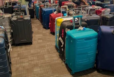 Сотни промокших чемоданов после потопа в Дубае издают запах в зоне прилета аэропорта Домодедово